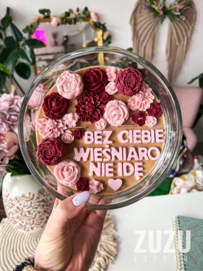 DUŻA ŚWIECA KWIATY BORDOWA Z NAPISEM