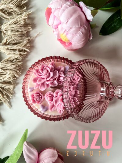 ŚWIECA KWIATY Z PRZYKRYWKĄ RÓŻ