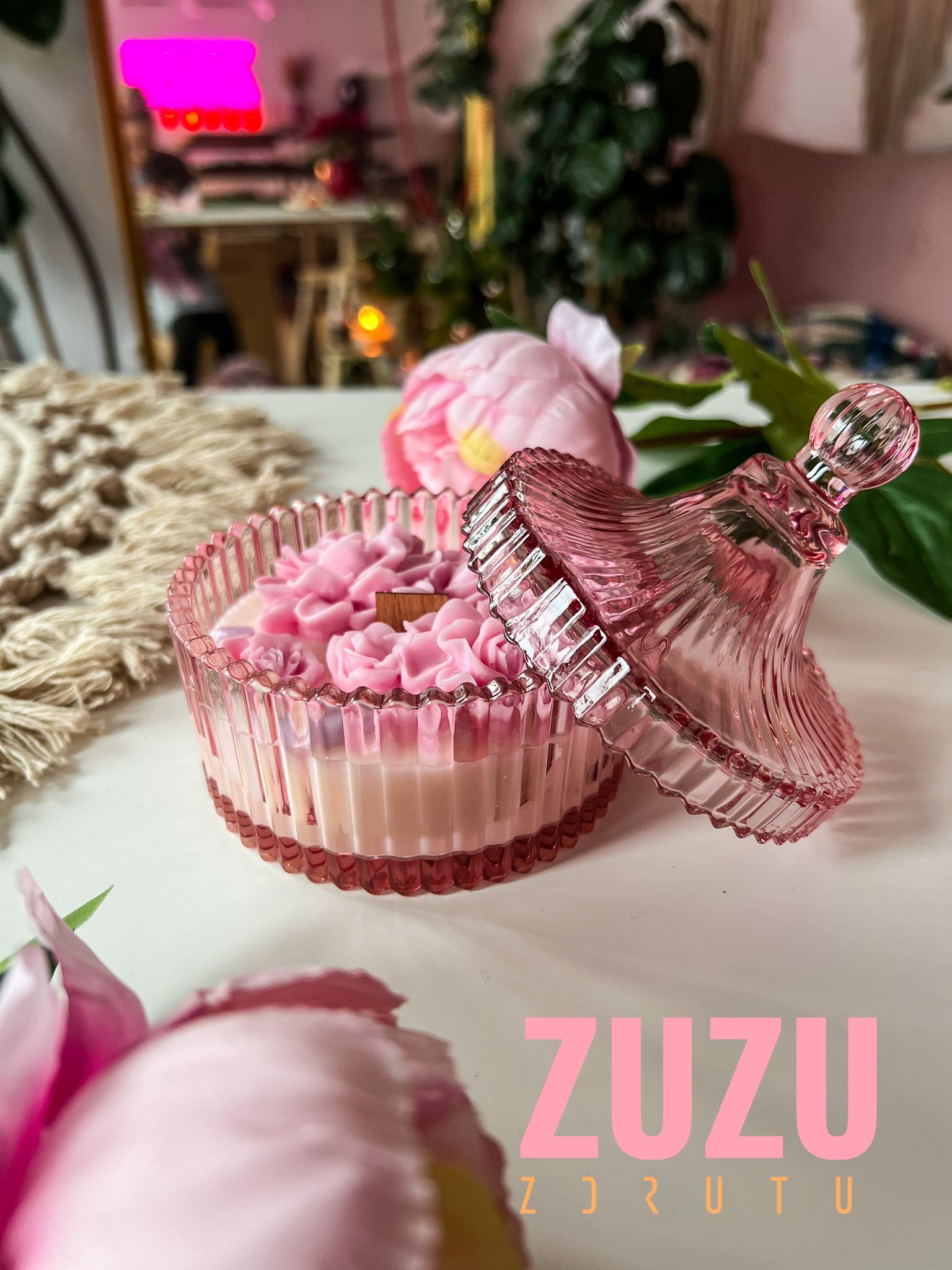 ŚWIECA KWIATY Z PRZYKRYWKĄ RÓŻ