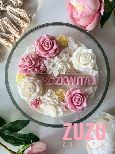 duża kwiatowa świeca z napisem