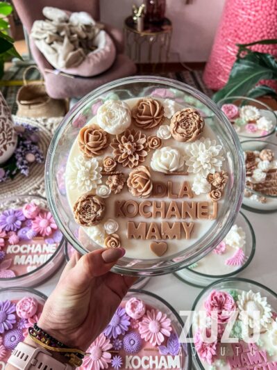 Duża świeca kwiaty beż